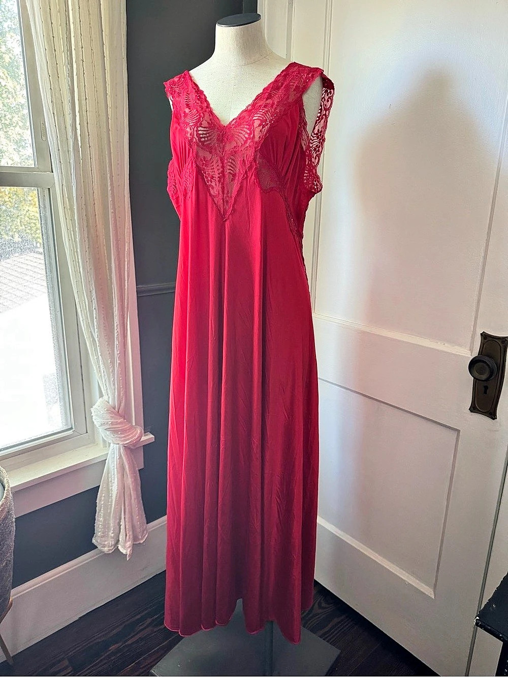 Val Mode Vintage Lace Nightgown